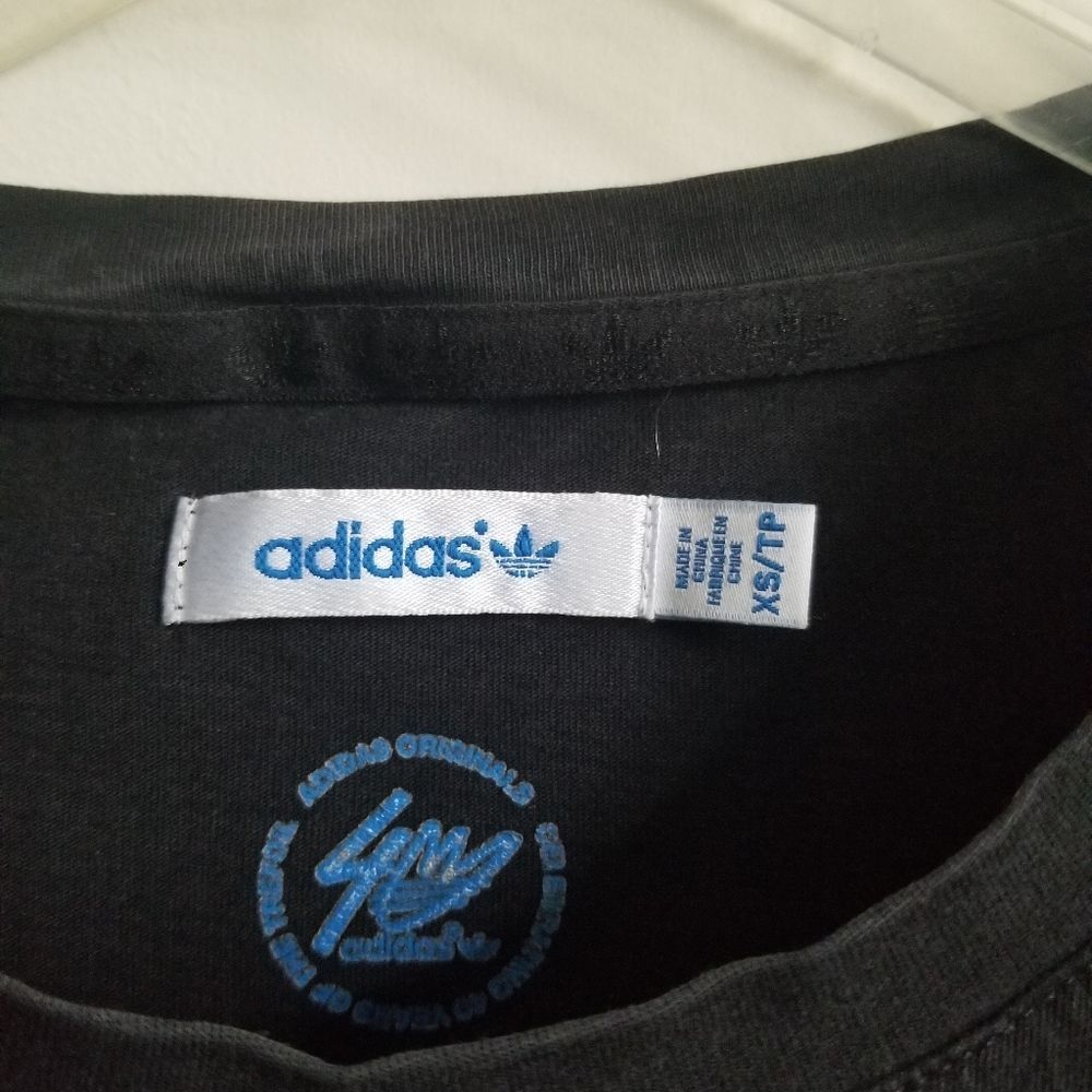 *SOLD* Adidas tee shirt black cream logo sz XS - Picture 3 of 6